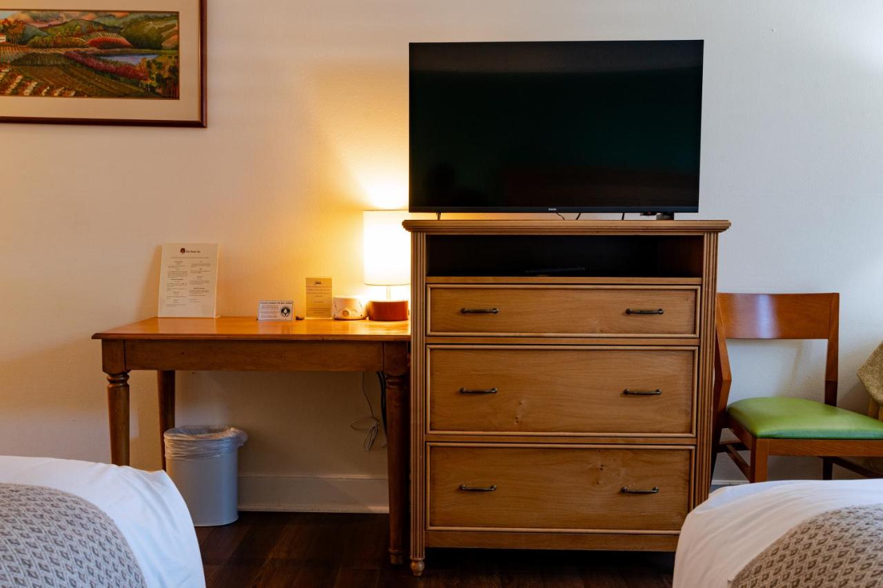 Deluxe Queen Room with Two Queen Beds at Elm House Inn