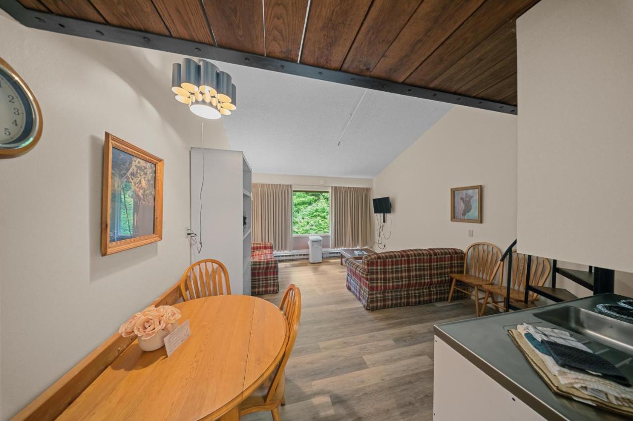 Standard Apartment at Evergreen Valley Inn by Coolvacay