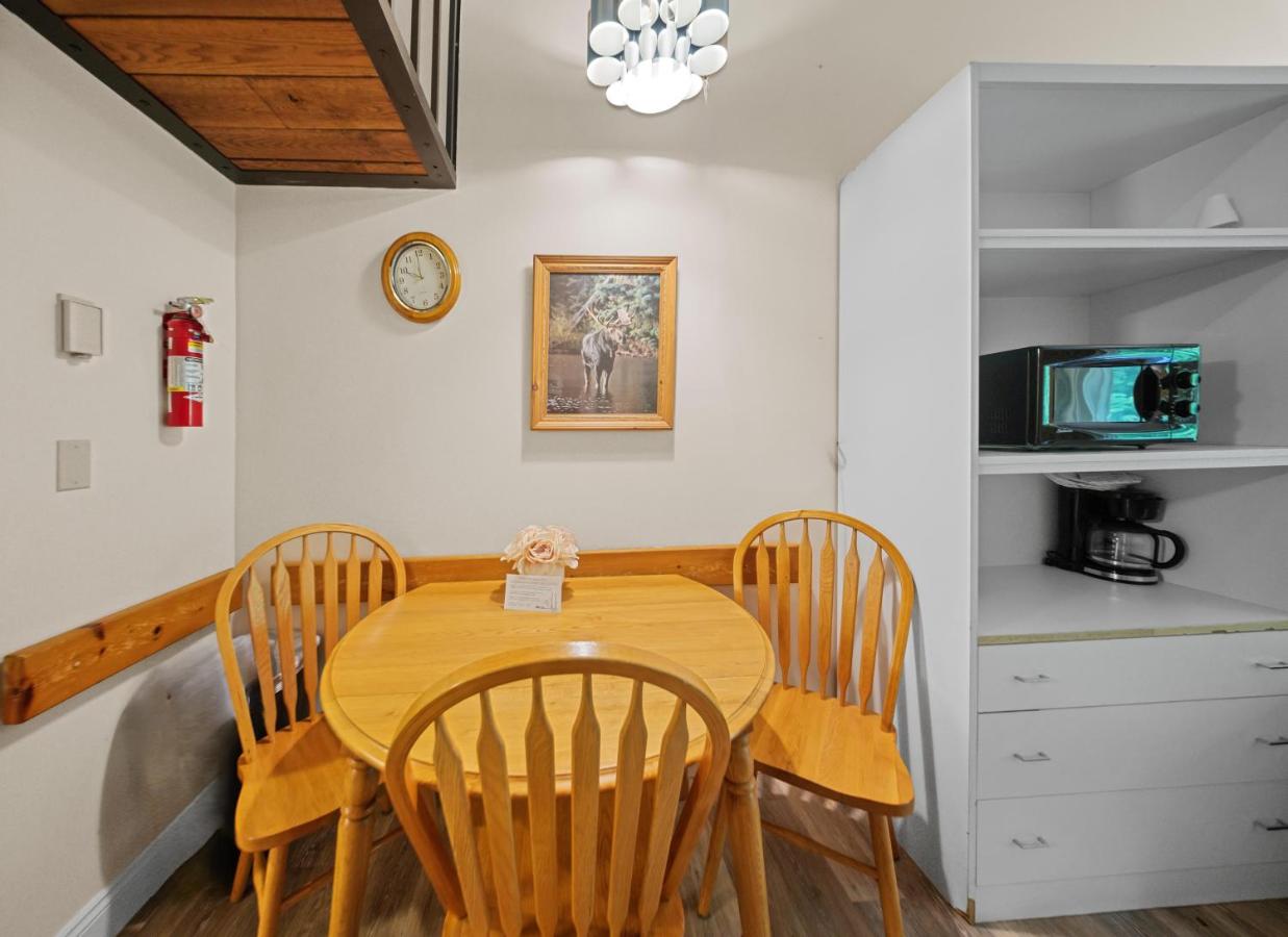 Standard Apartment at Evergreen Valley Inn by Coolvacay