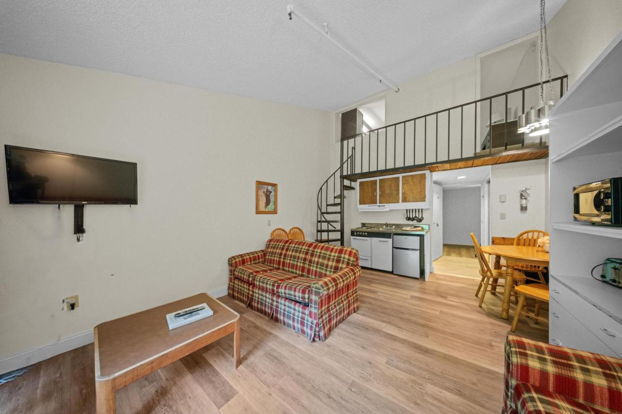 Standard Apartment at Evergreen Valley Inn by Coolvacay