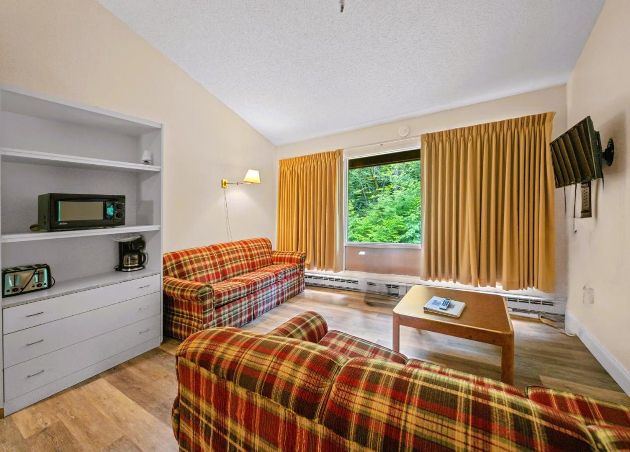 Standard Apartment at Evergreen Valley Inn by Coolvacay