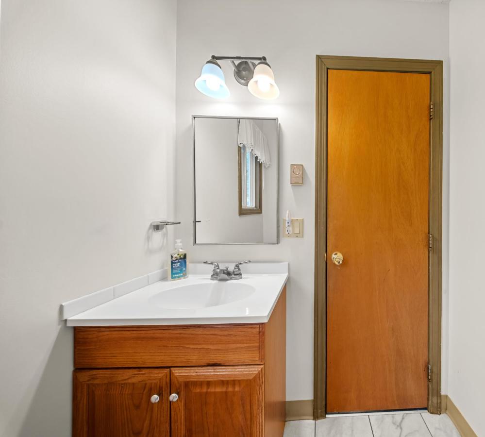 Deluxe Apartment at Evergreen Valley Inn by Coolvacay