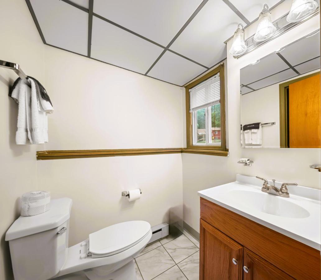 Deluxe Apartment at Evergreen Valley Inn by Coolvacay