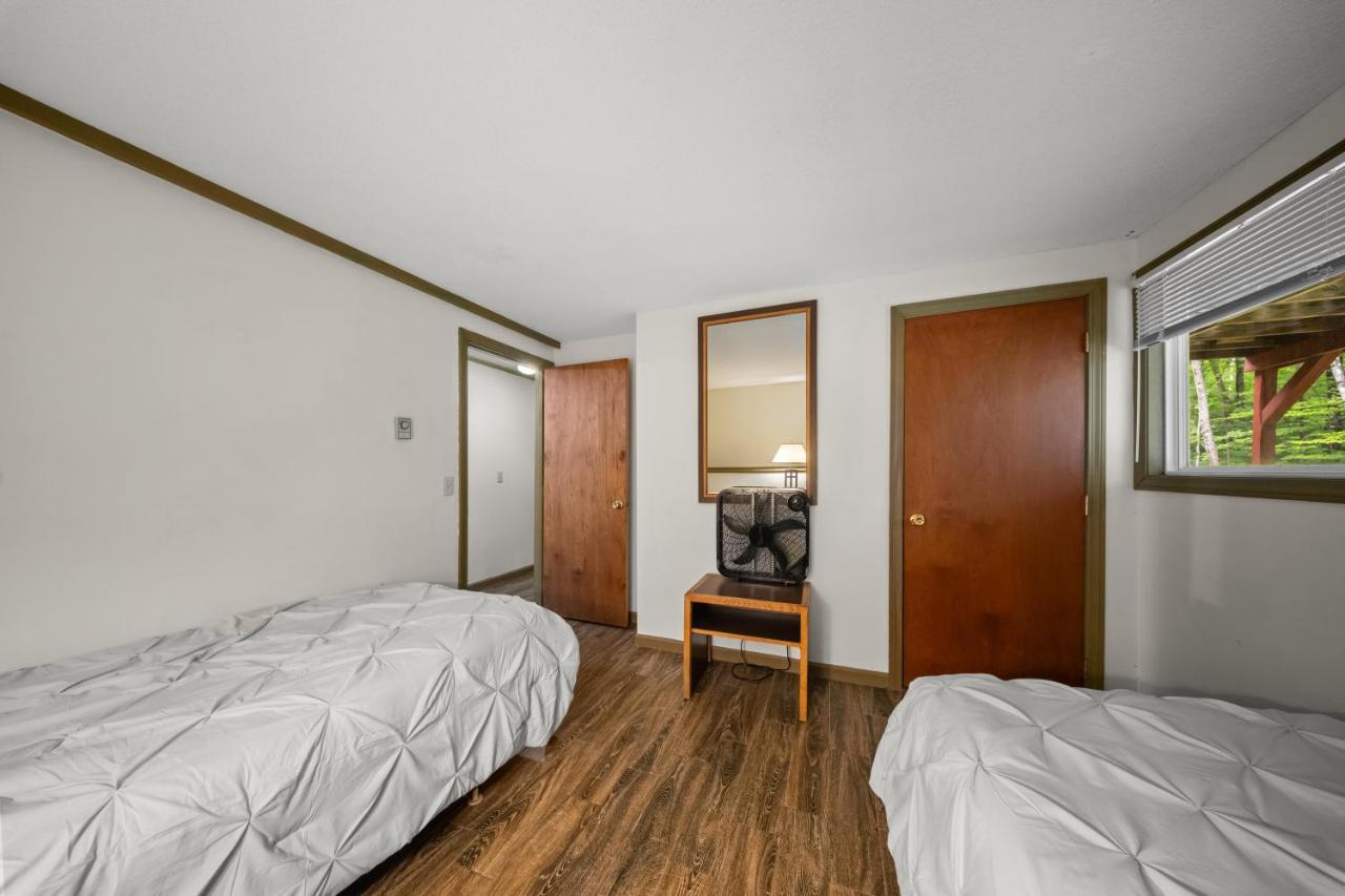 Deluxe Apartment at Evergreen Valley Inn by Coolvacay