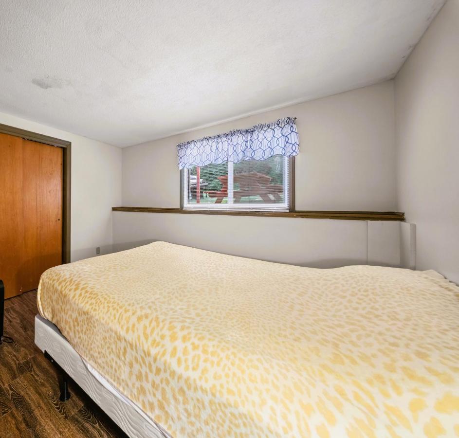Deluxe Apartment at Evergreen Valley Inn by Coolvacay
