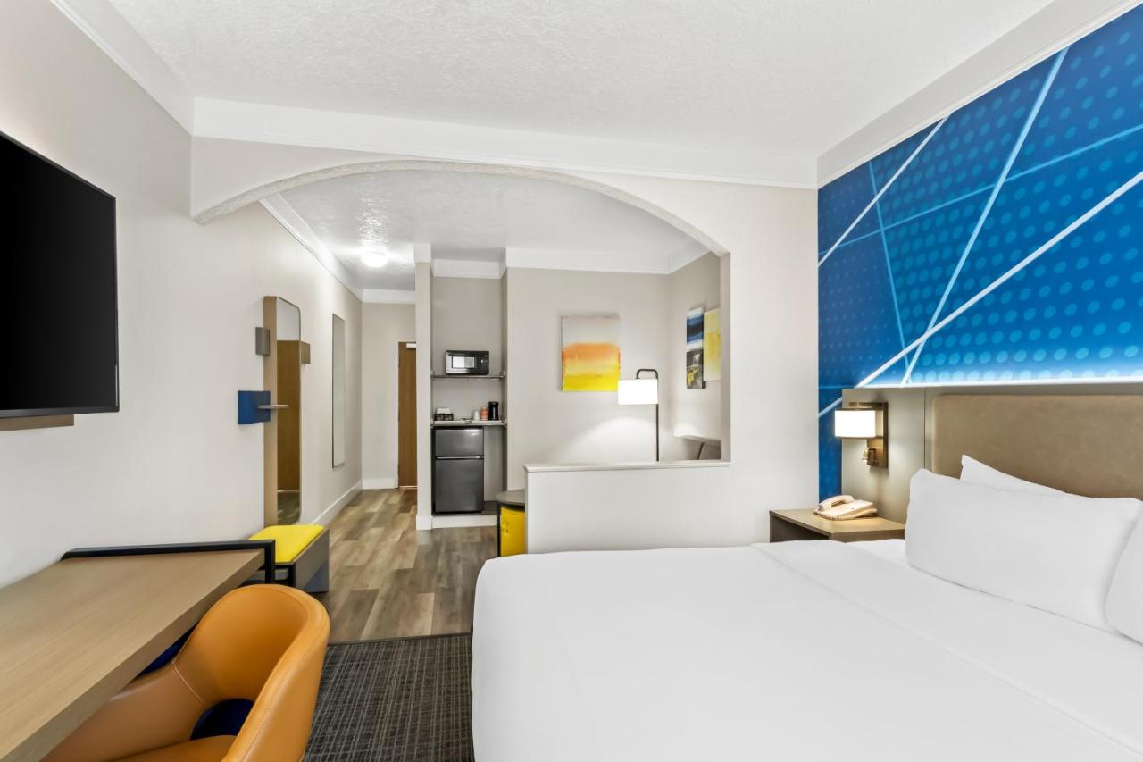 King Suite - Non-Smoking at Comfort Suites Clackamas