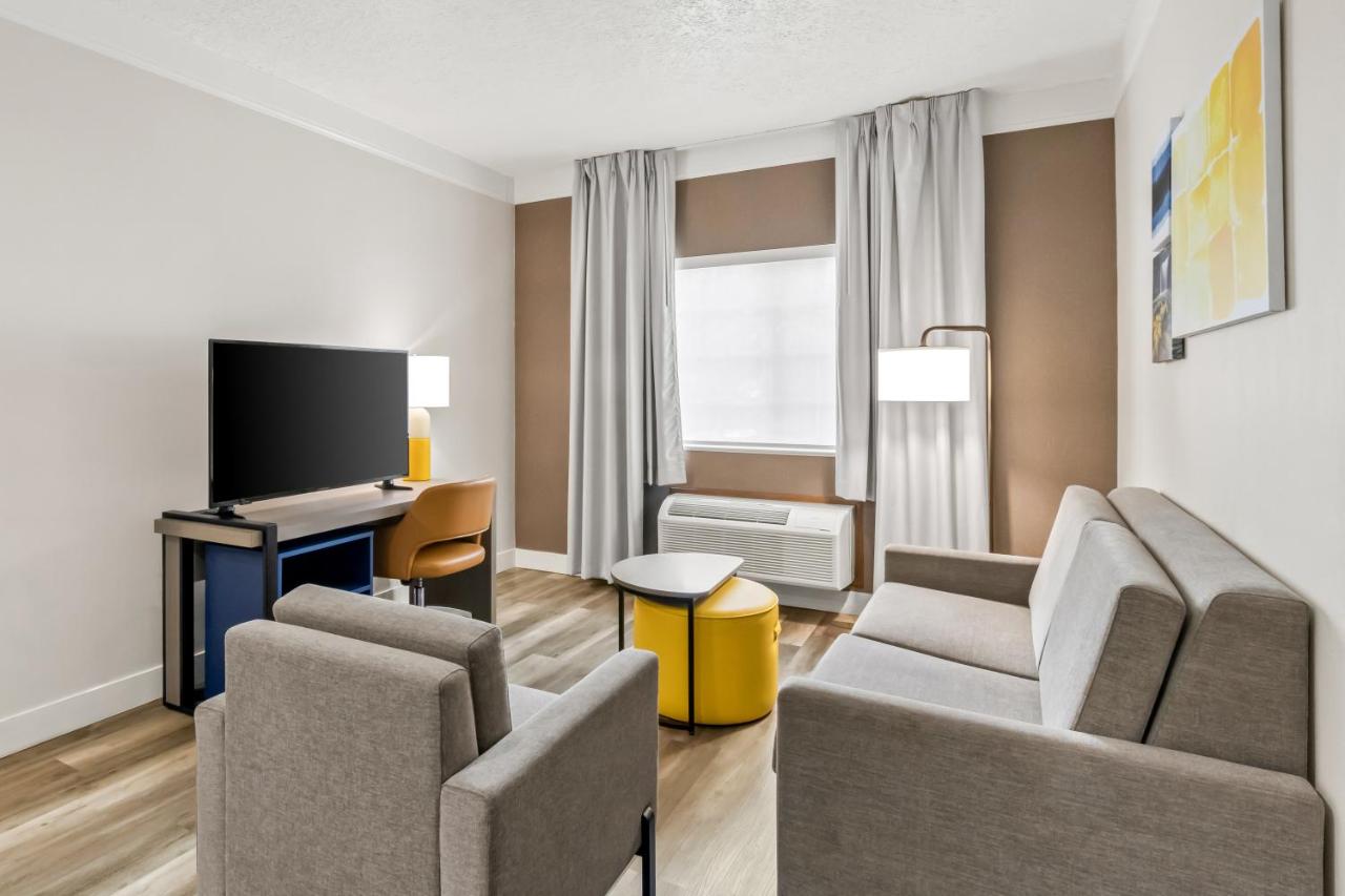 | Comfort Suites Clackamas