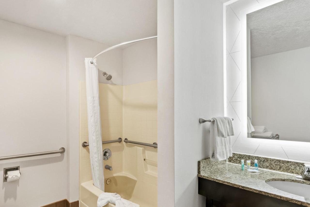 | Comfort Suites Clackamas