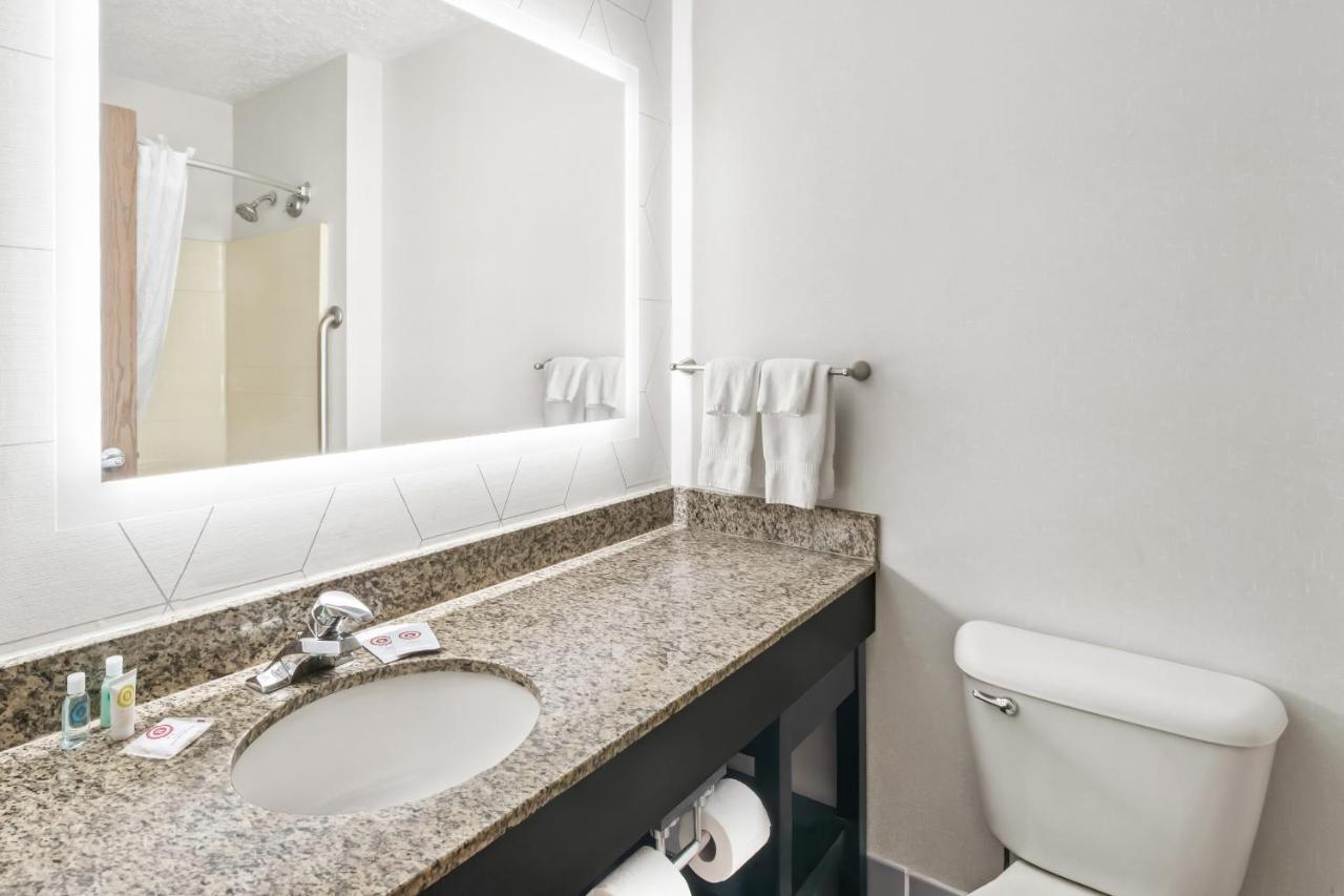 | Comfort Suites Clackamas