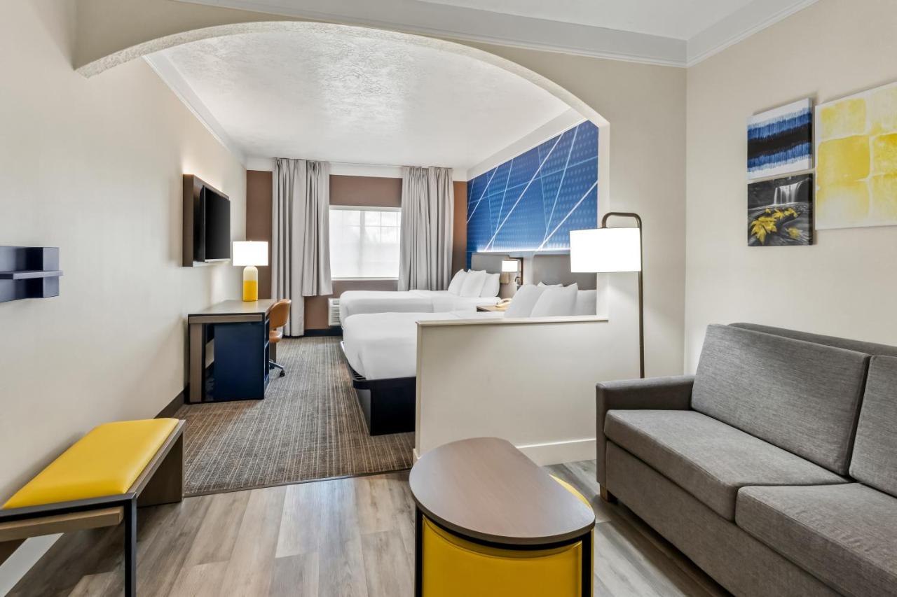 | Comfort Suites Clackamas