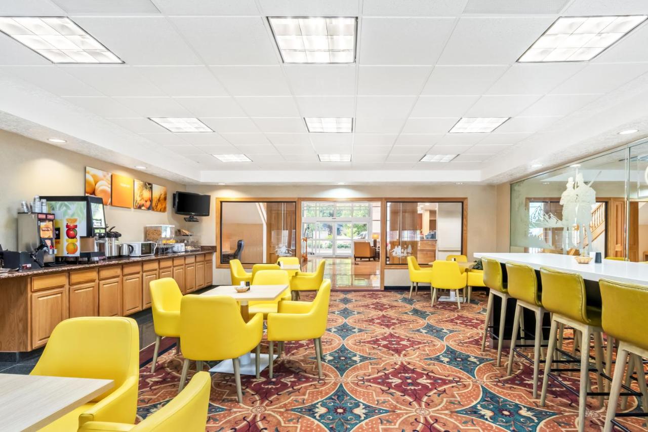 | Comfort Suites Clackamas