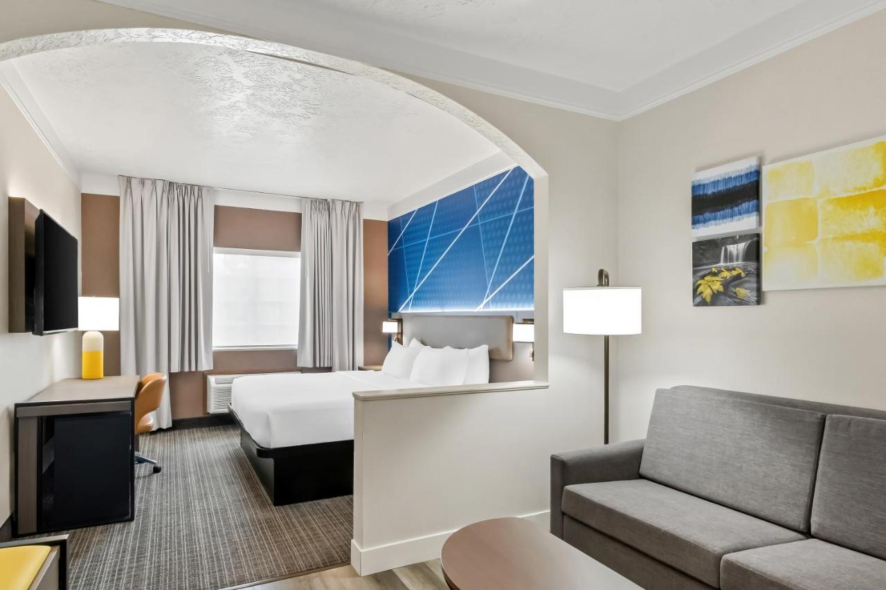| Comfort Suites Clackamas