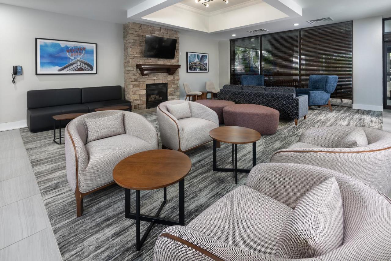 | Four Points by Sheraton Kansas City Airport