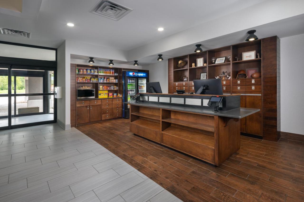 | Four Points by Sheraton Kansas City Airport