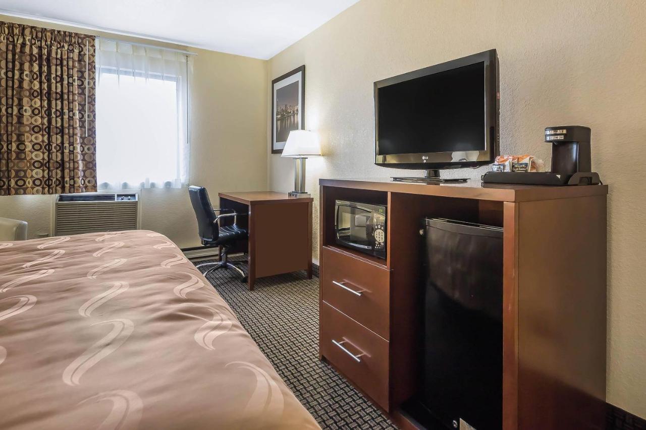 King Room at Quality Inn Janesville North