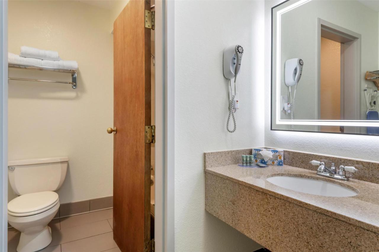 | Best Western West Greenwich Inn