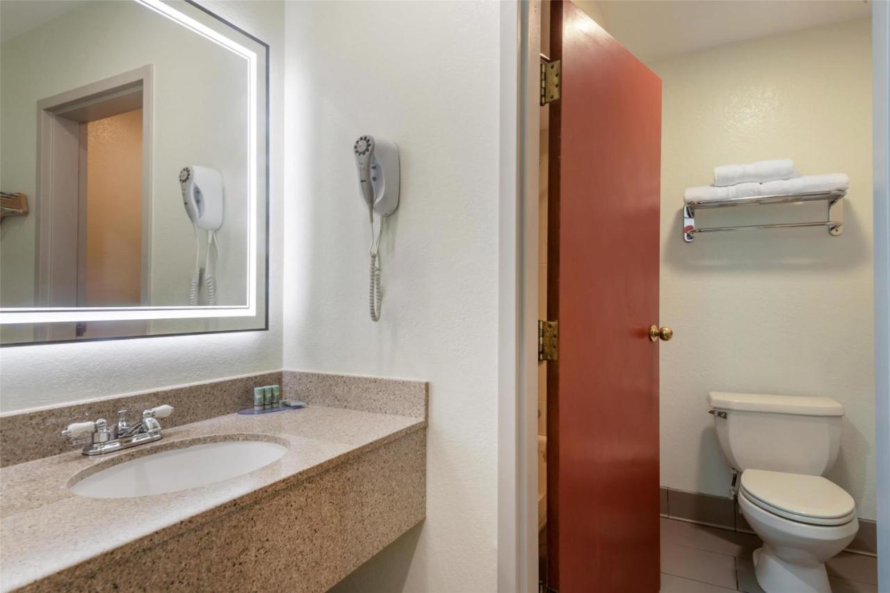 | Best Western West Greenwich Inn