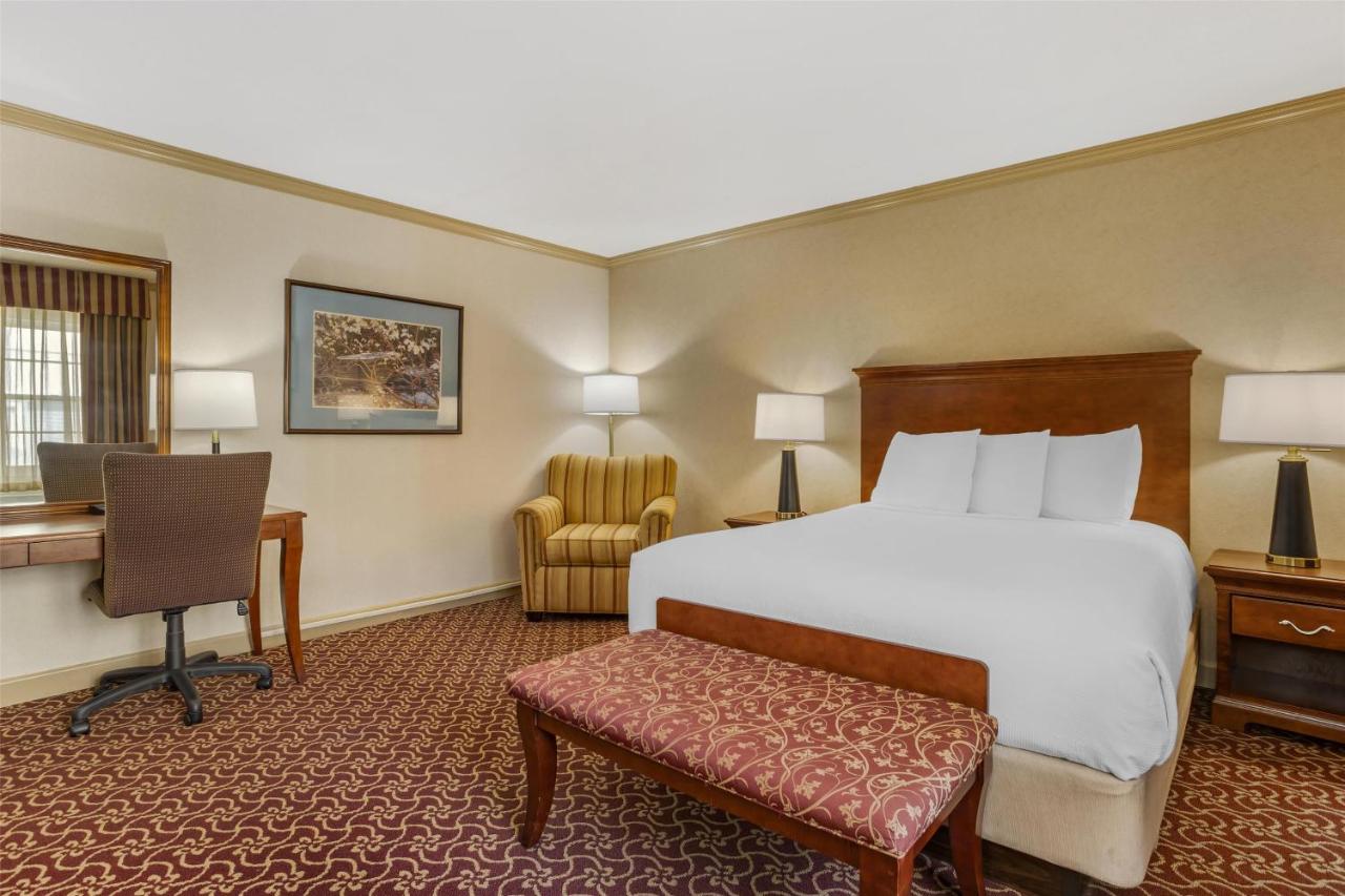 Deluxe Queen Room - Non-Smoking at Best Western PLUS Morristown Inn-Florham Park