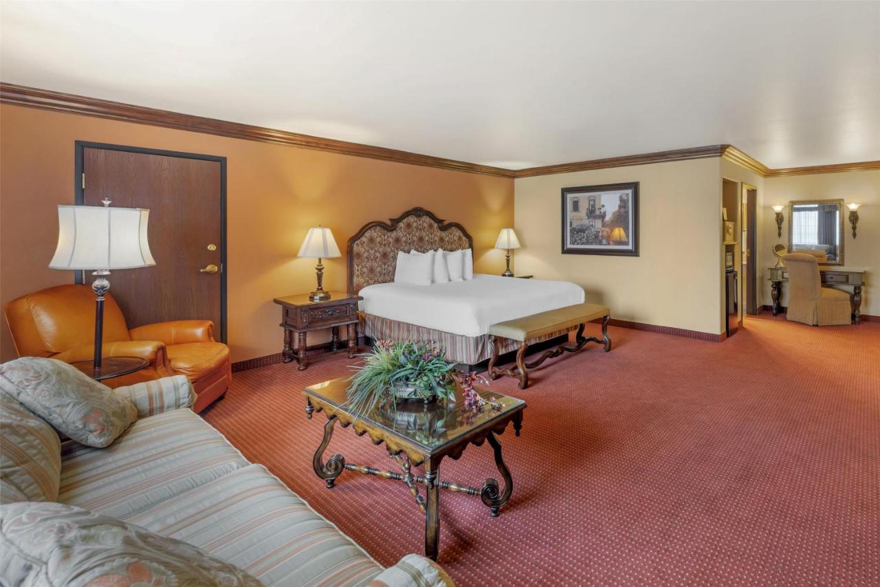Presidential King Suite at Best Western San Isidro Inn