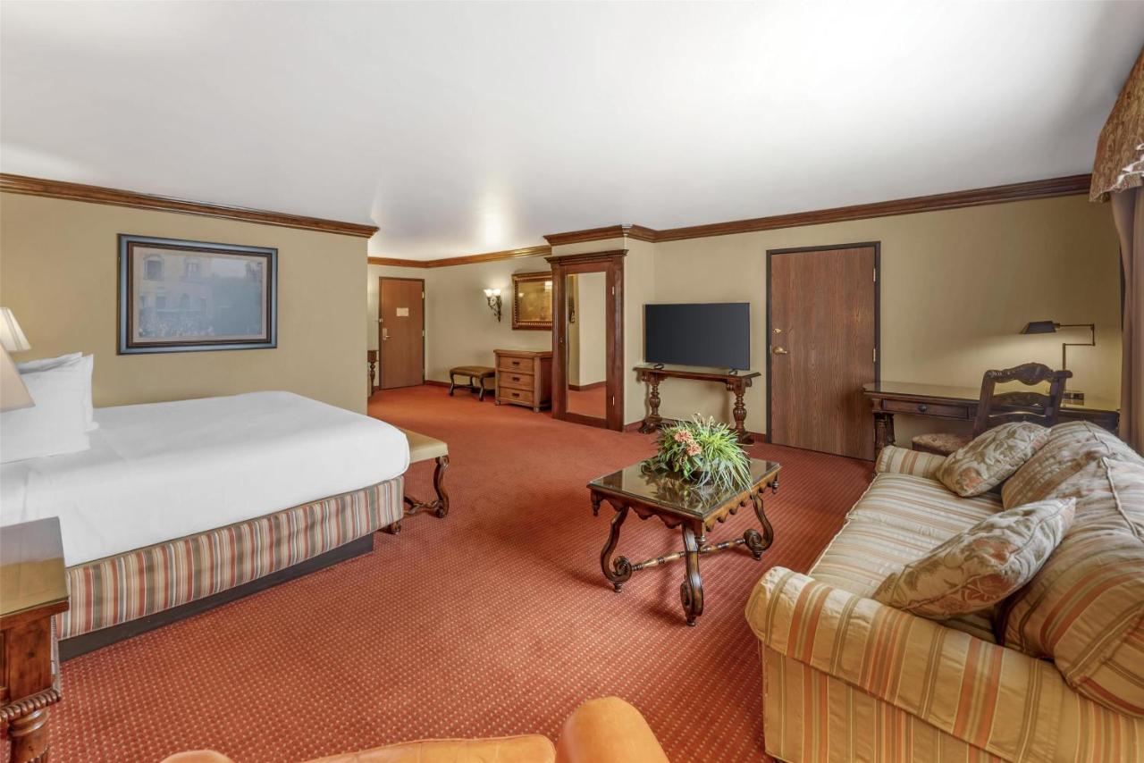 Presidential King Suite at Best Western San Isidro Inn