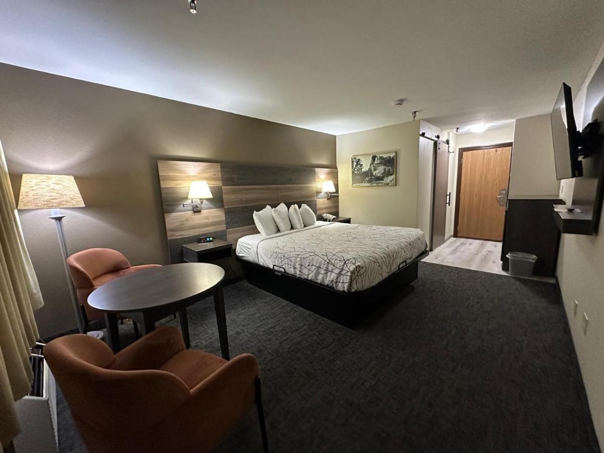 King Room with Balcony at Roosevelt Inn Mount Rushmore