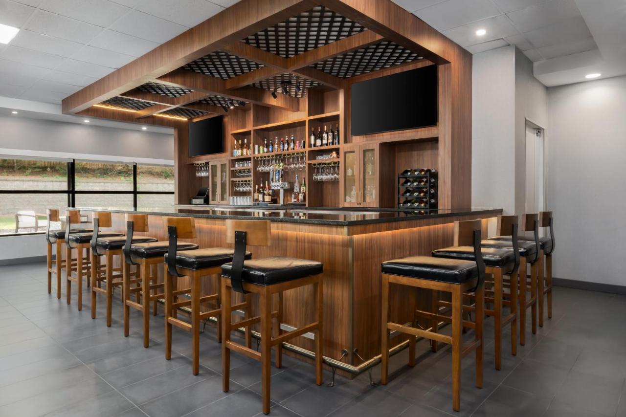 | Best Western Plus Hotel & Suites Airport South