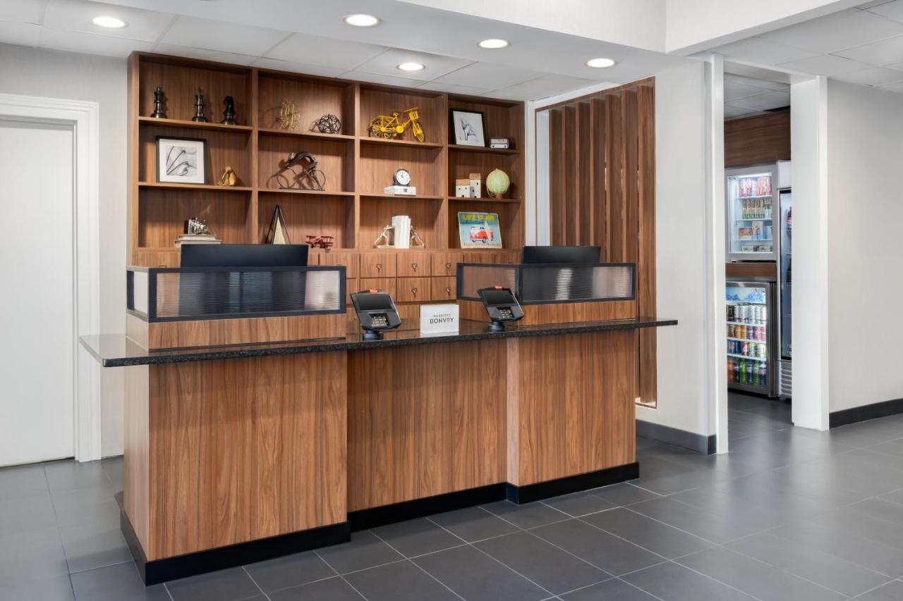 | Best Western Plus Hotel & Suites Airport South