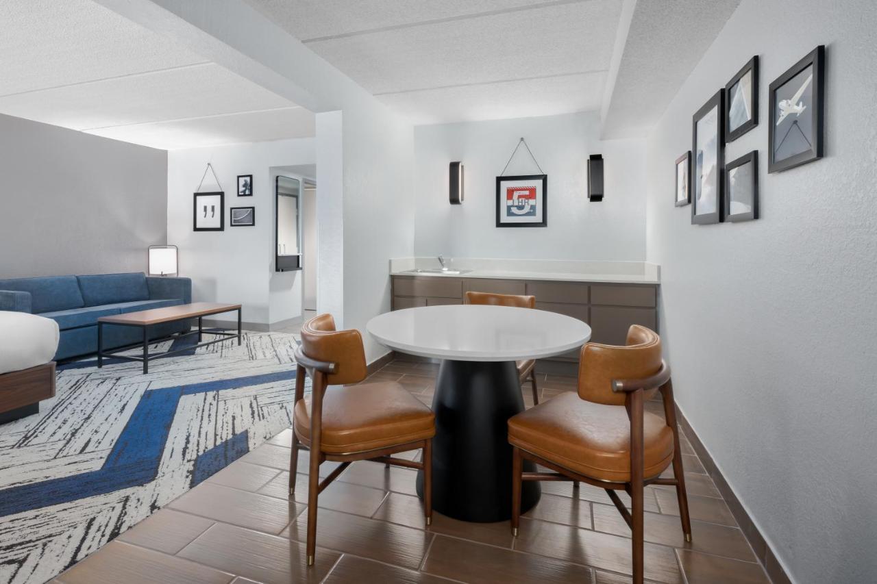 | Best Western Plus Hotel & Suites Airport South