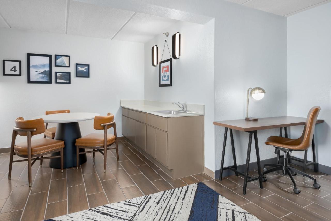 | Best Western Plus Hotel & Suites Airport South