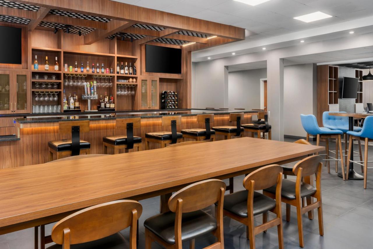 | Best Western Plus Hotel & Suites Airport South