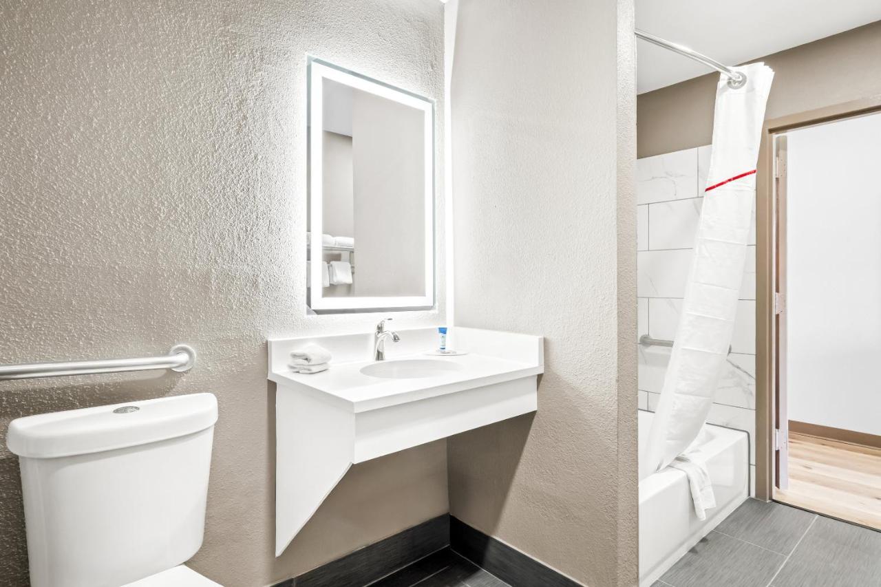 | Regency Inn & Suites DFW