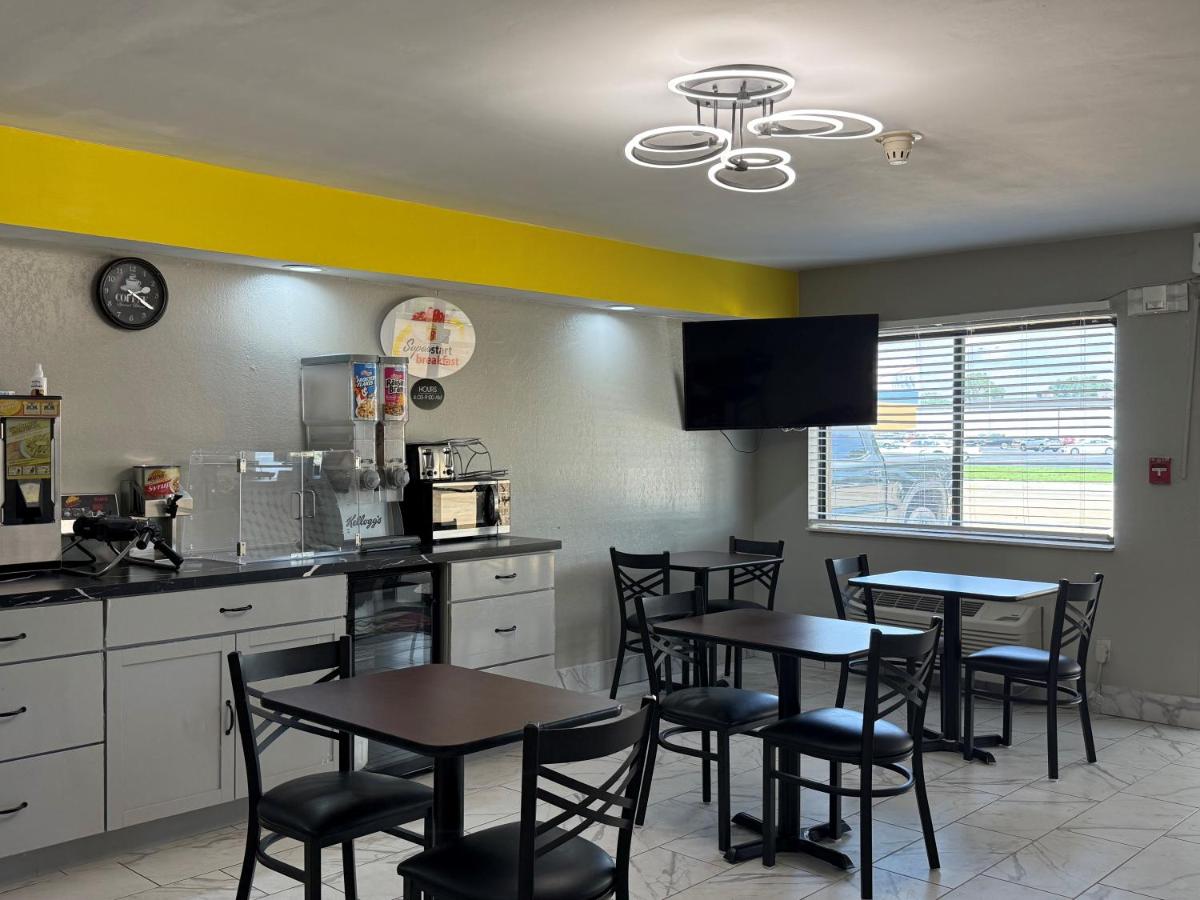 | Super 8 by Wyndham Evansville East