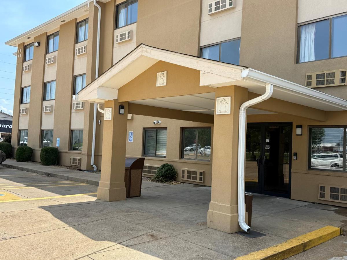 | Super 8 by Wyndham Evansville East
