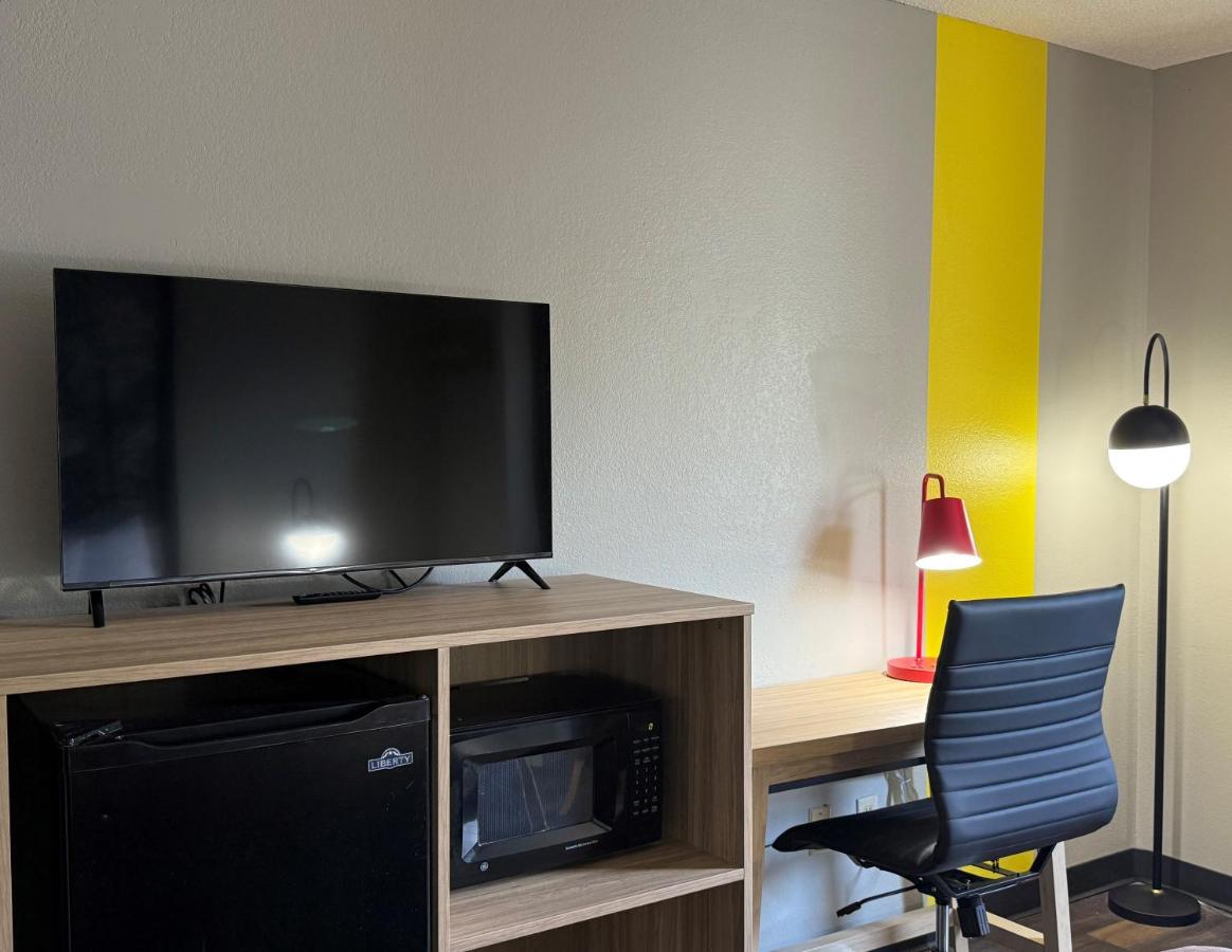 | Super 8 by Wyndham Evansville East