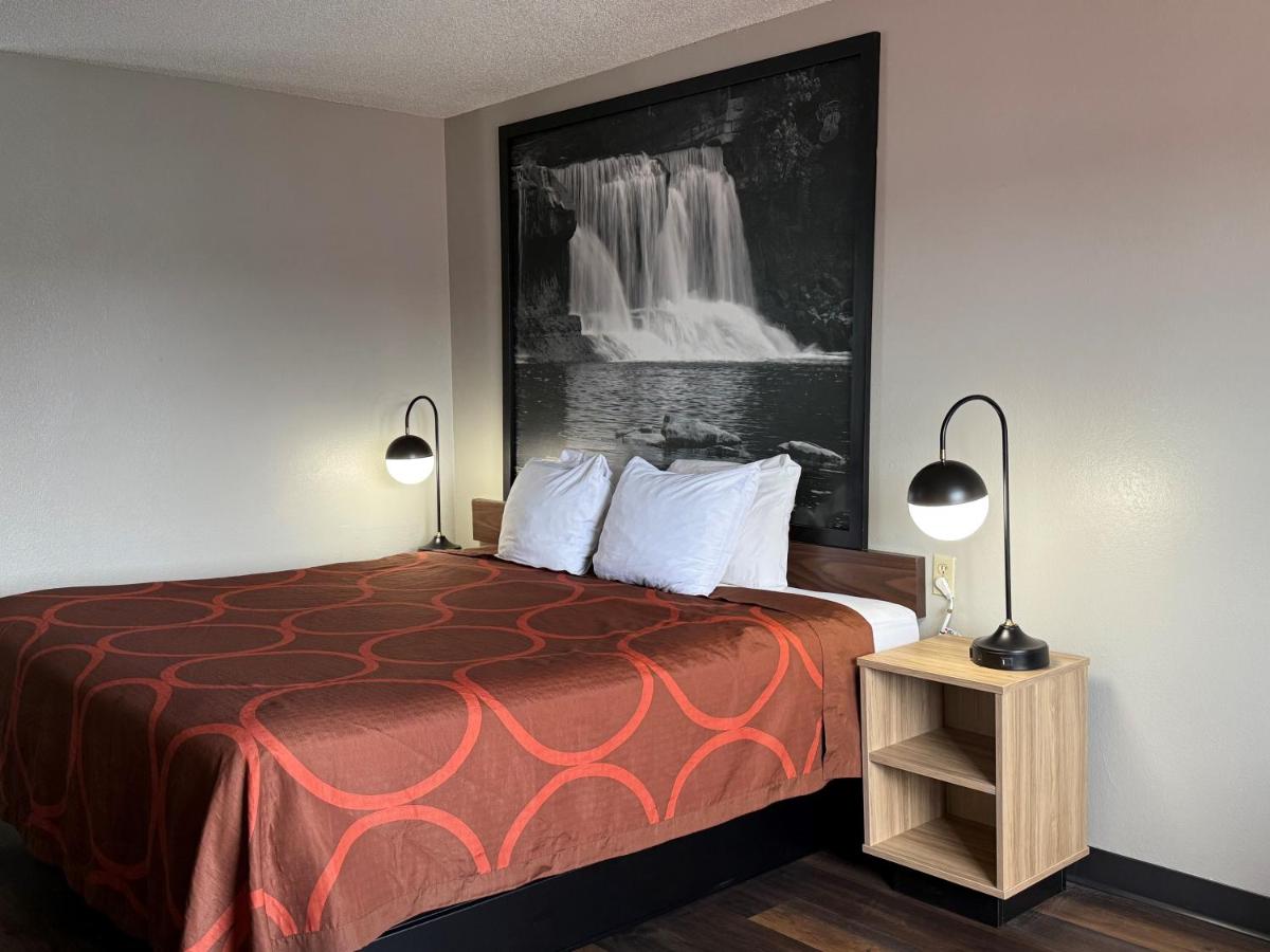 | Super 8 by Wyndham Evansville East