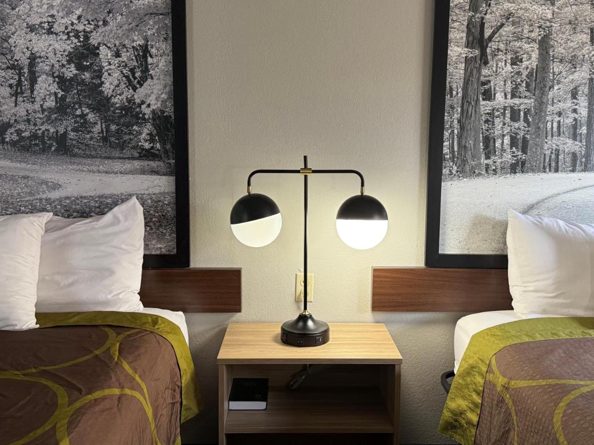 | Super 8 by Wyndham Evansville East