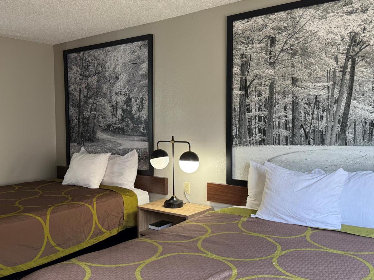 | Super 8 by Wyndham Evansville East