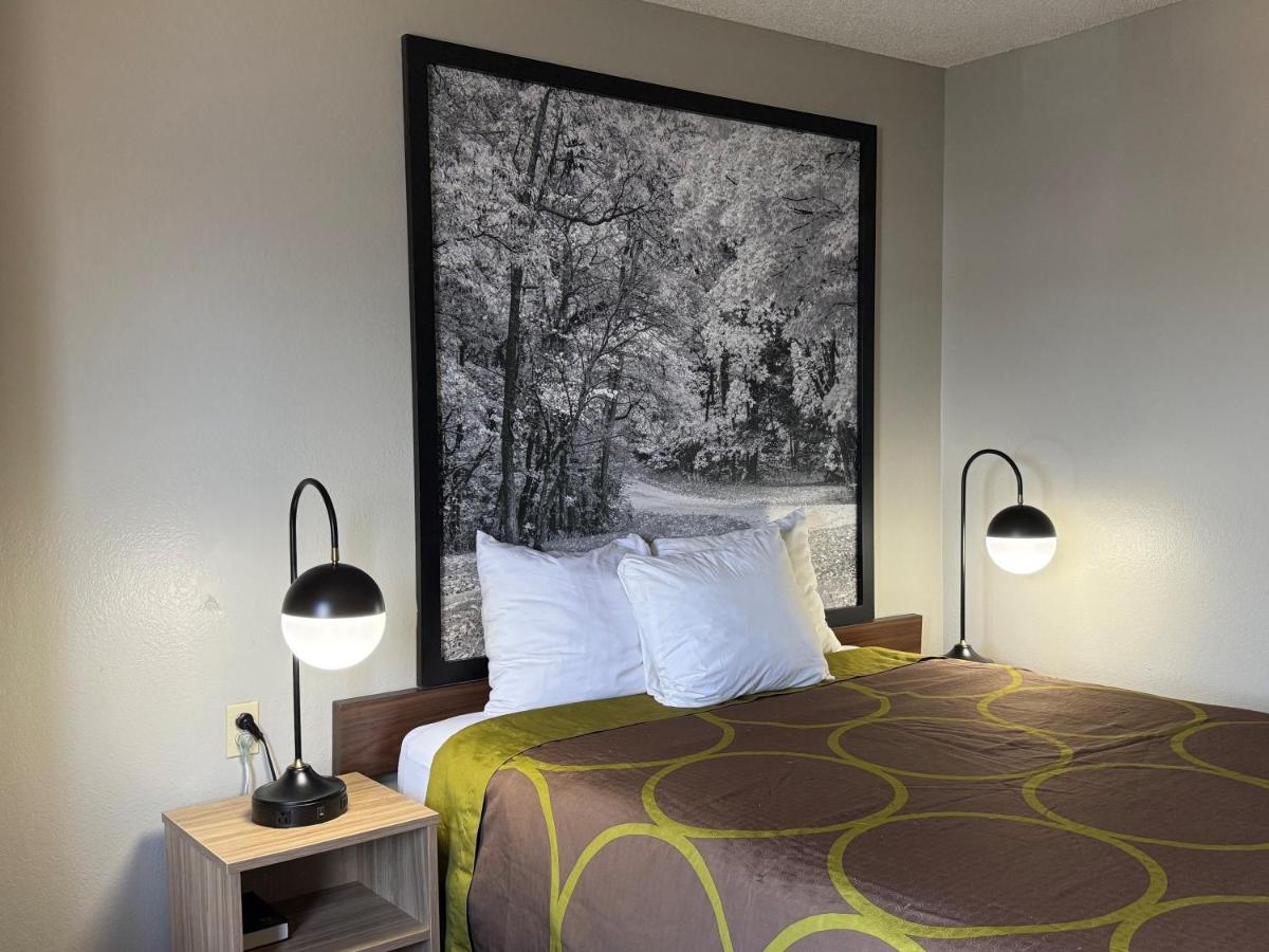 | Super 8 by Wyndham Evansville East