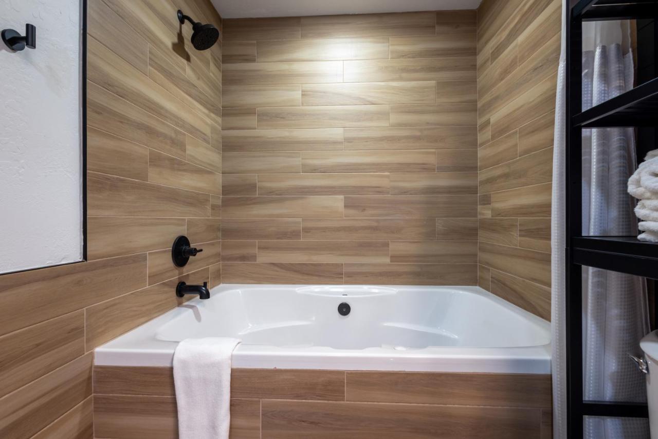 | TimberLodge Inn