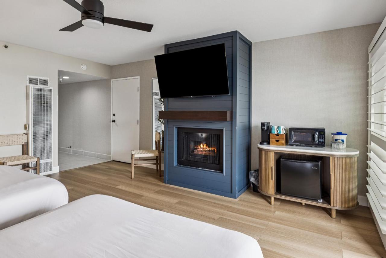 Executive Queen Room with Two Queen Beds at 456 Embarcadero Inn & Suites
