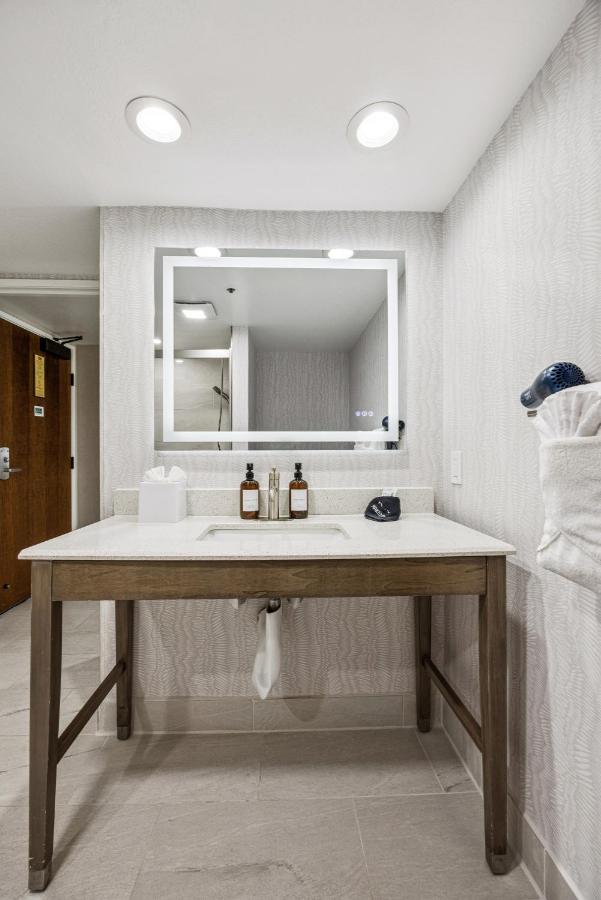 Executive Queen Room with Two Queen Beds at 456 Embarcadero Inn & Suites