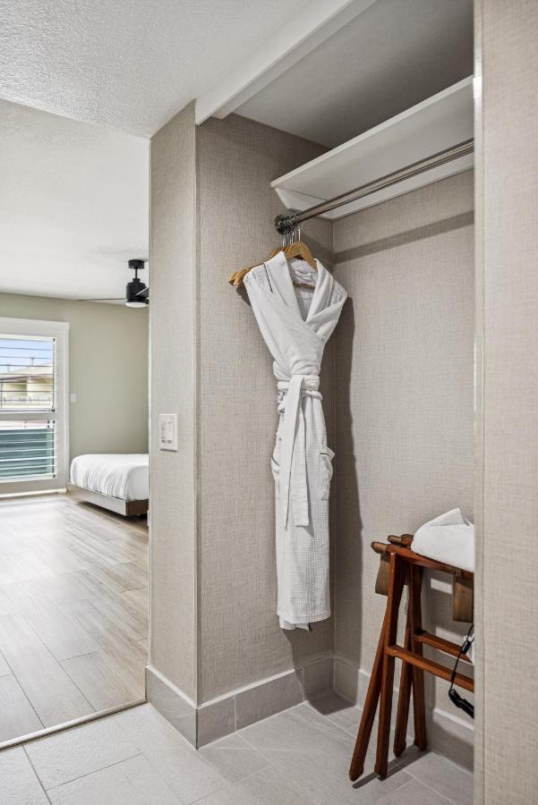 | 456 Embarcadero Inn & Suites