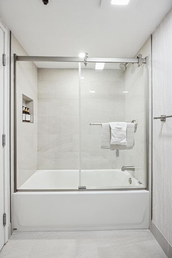 Room #42984619 at 456 Embarcadero Inn & Suites