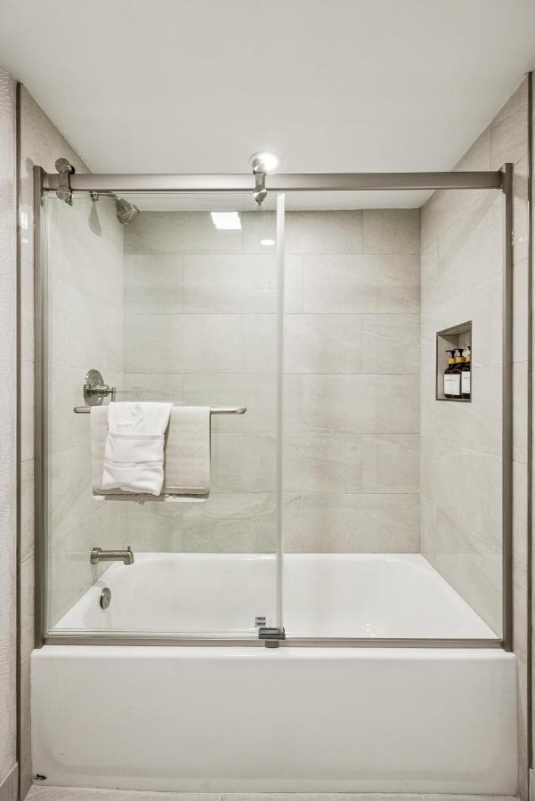 Room #42984618 at 456 Embarcadero Inn & Suites