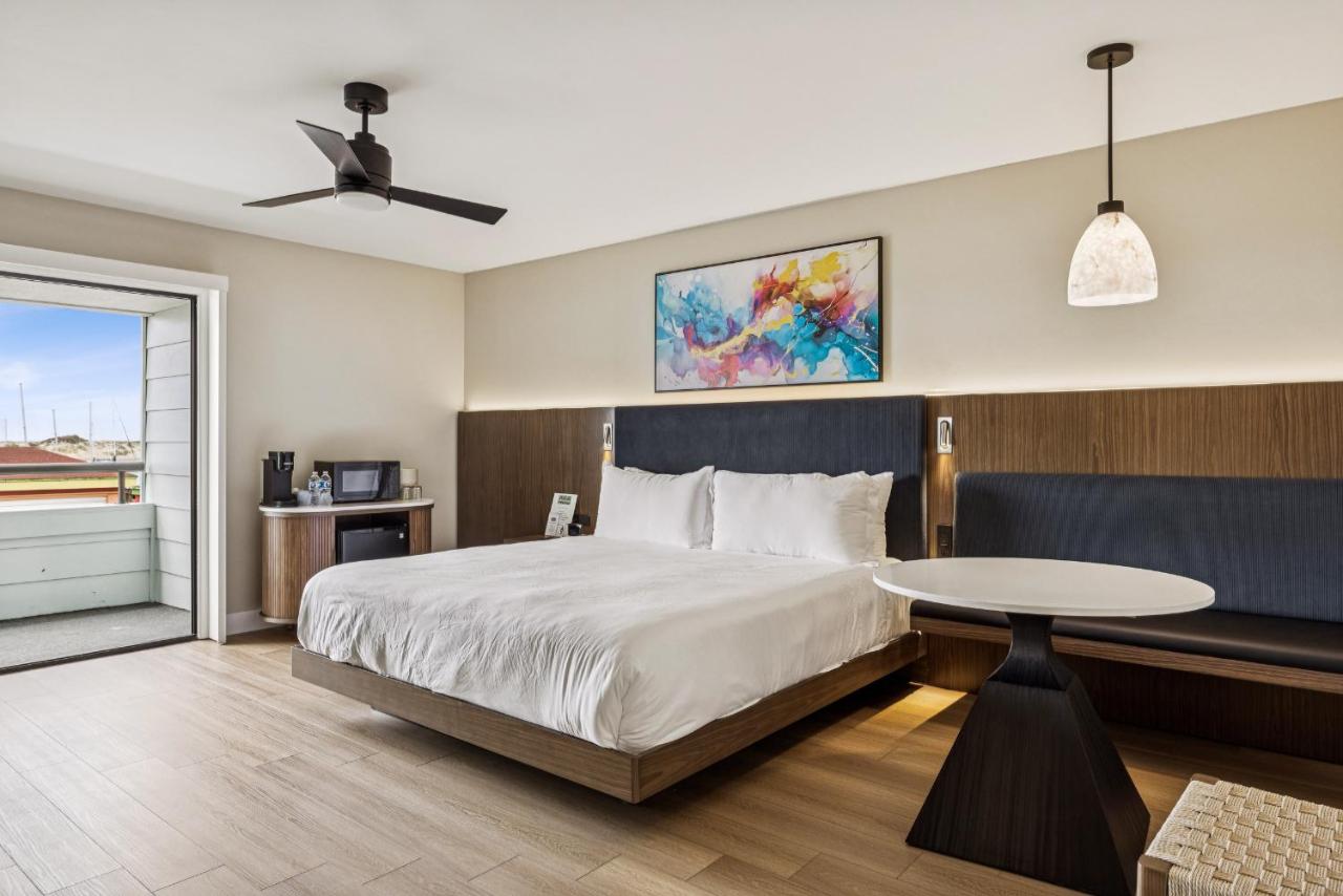 | 456 Embarcadero Inn & Suites