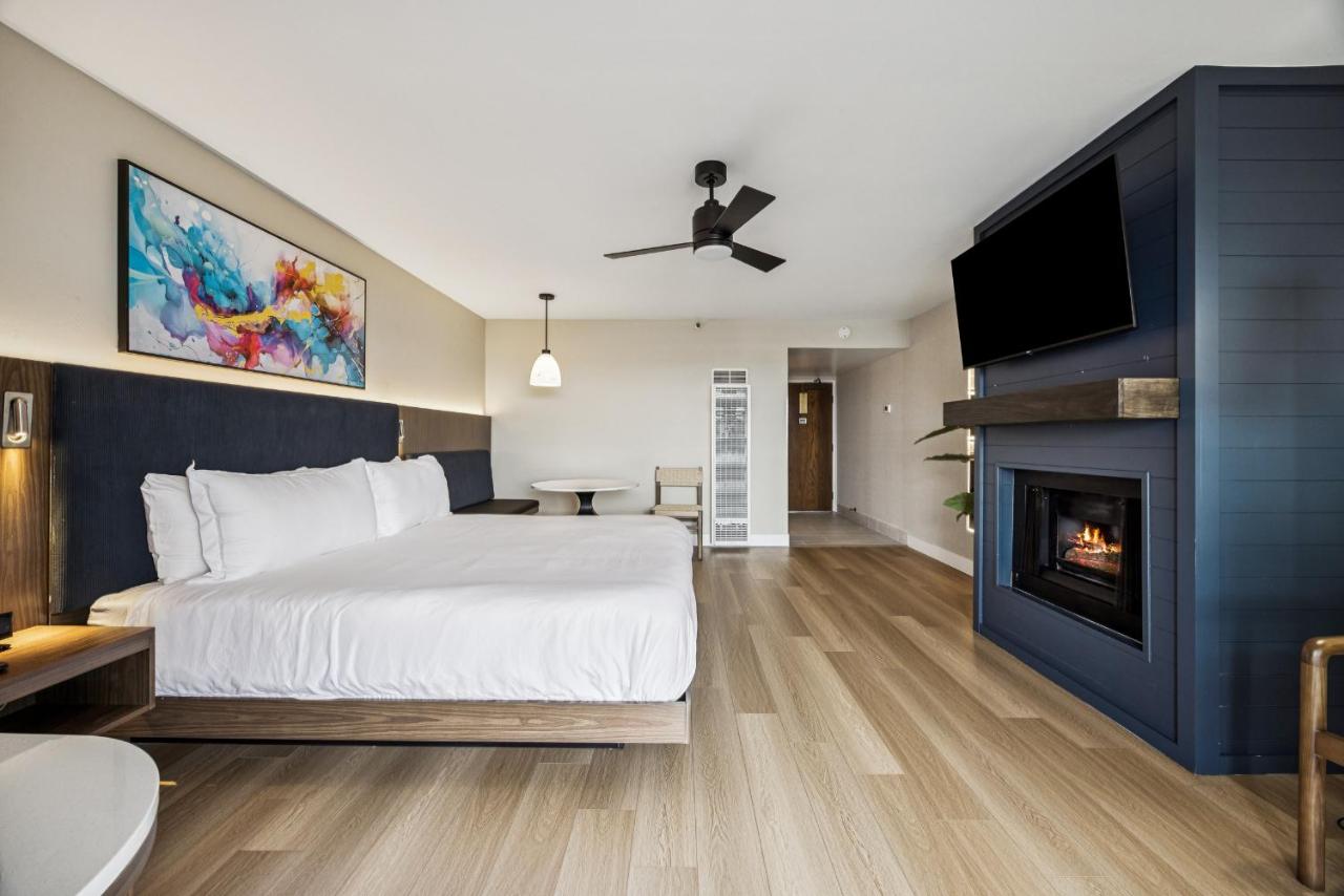 Room #42984618 at 456 Embarcadero Inn & Suites