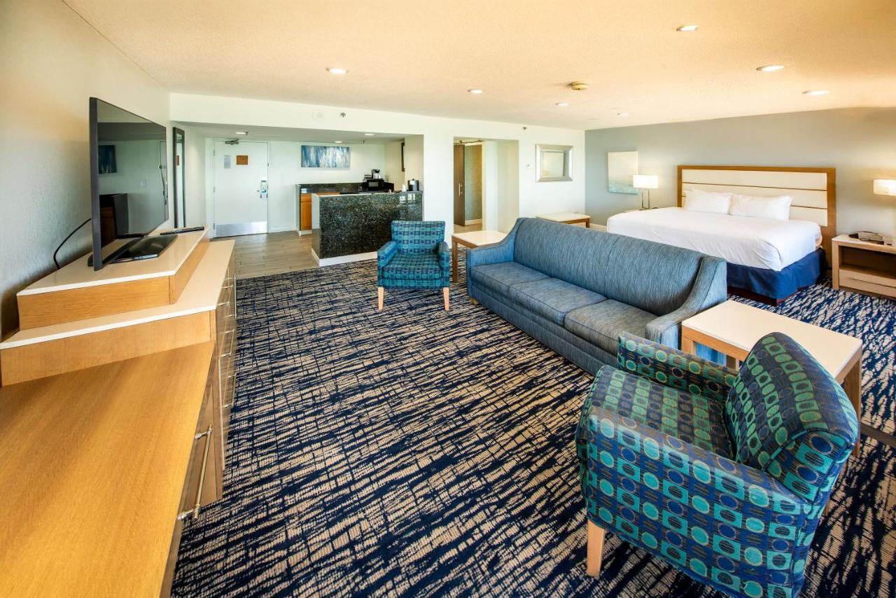 Oceanfront Junior Executive Studio Suite 1 King Bed and Sofabed at Wyndham Virginia Beach Oceanfront