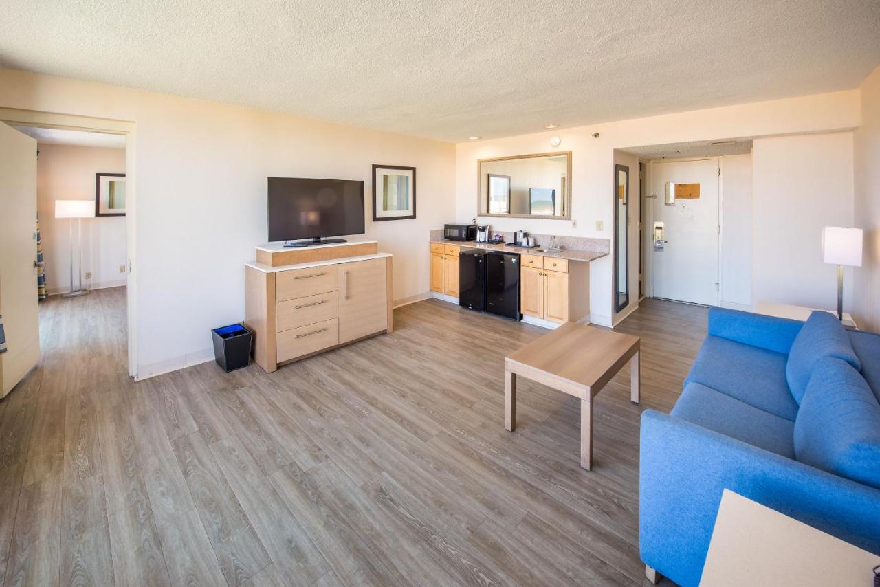 Oceanfront 1 King One Bedroom Suite 1st Floor at Wyndham Virginia Beach Oceanfront