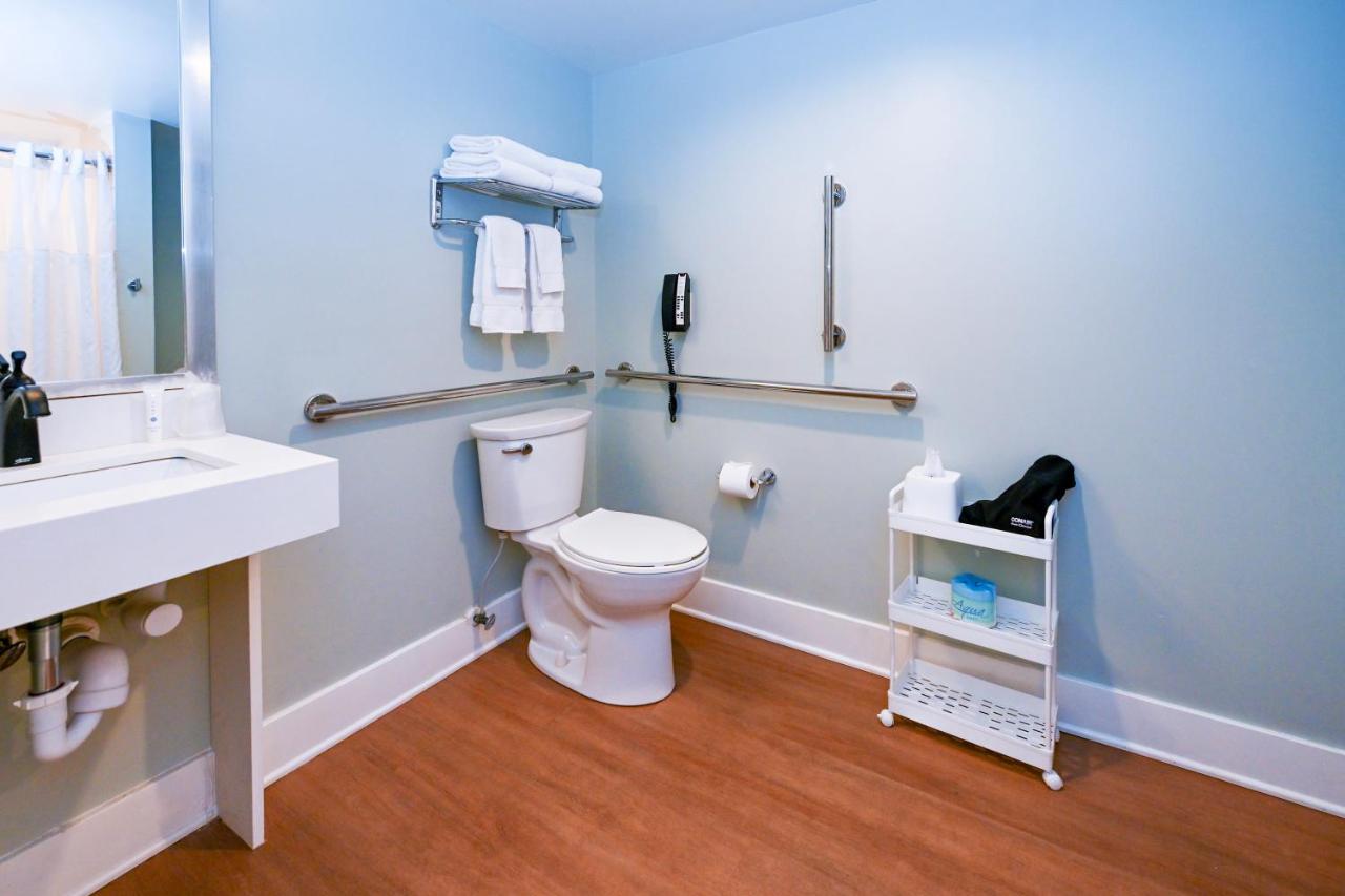 Double Room - Disability Access at Commander Hotel & Suites