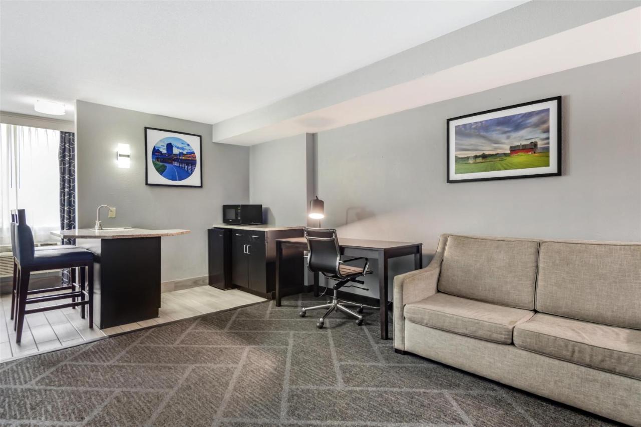 Executive Queen Room with Sofa Bed - Poolside at Best Western Rochester Hotel Mayo Clinic Area/St. Mary's